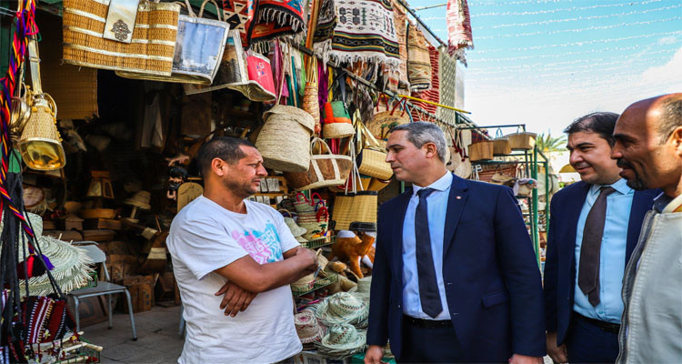 Tozeur: The Tunisian Minister of Tourism visits traditional industries shops