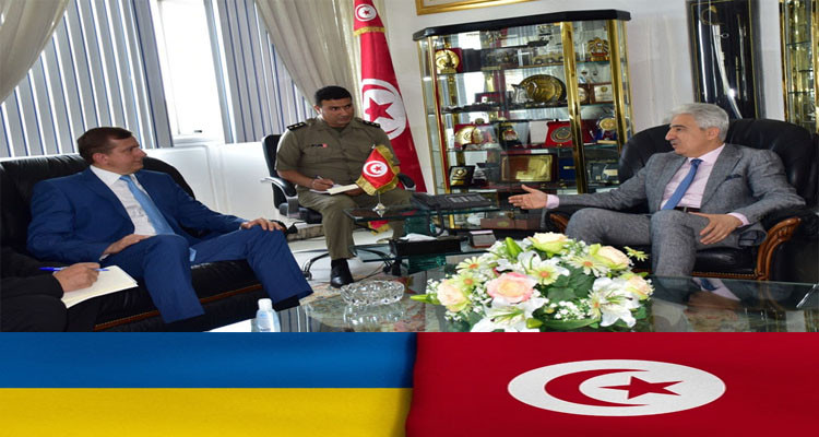 The Tunisian Defense Minister receives the Ukrainian Ambassador
