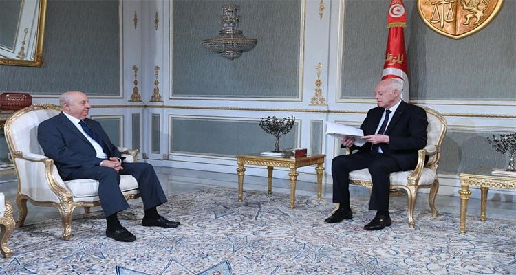 Sadok Belaid hands over the new draft constitution to the President