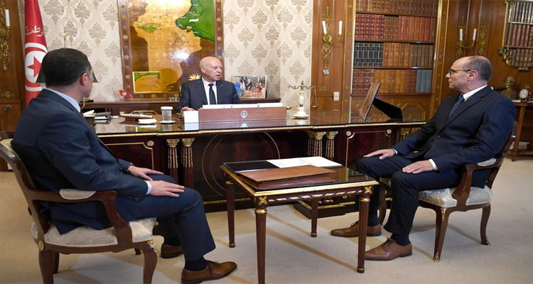 The President  received the Transport Minister and the CEO of Tunisair