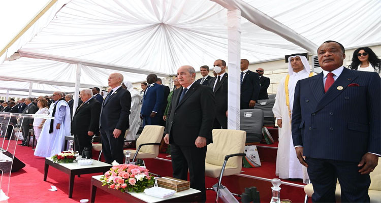 The Tunisian Head of State follows the military parade in Algiers