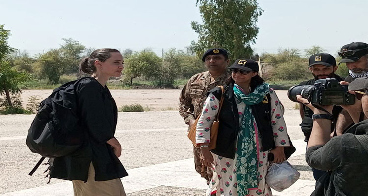 Angelina Jolie arrives in Pakistan to help flood victims