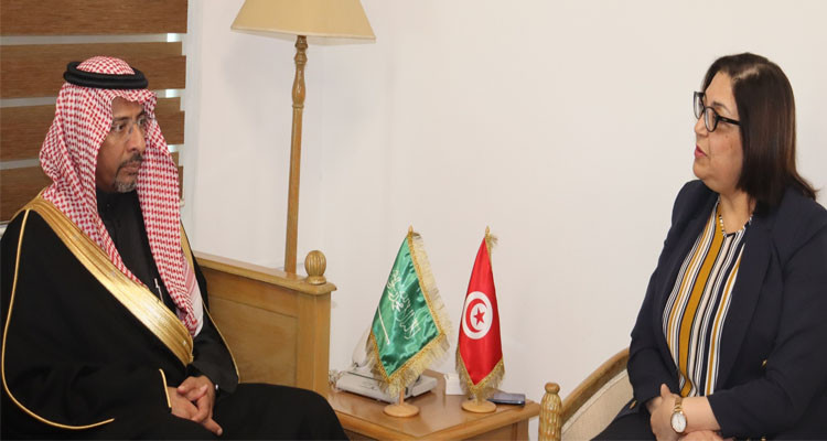 Tunisian and Saudi Ministers discussing Foster Trade Ties