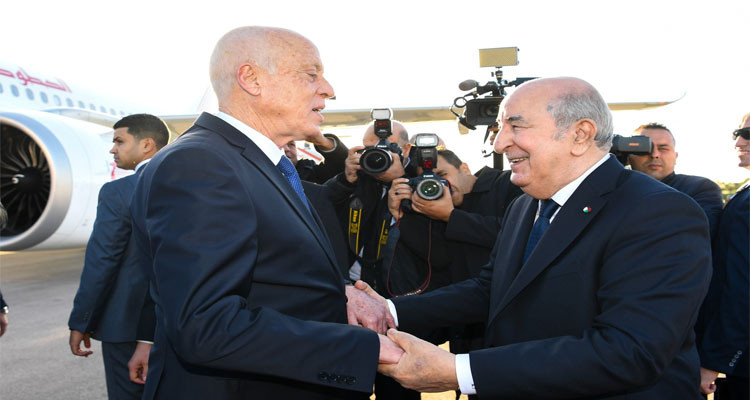 Tunisian President welcomed by His Algerian Counterpart upon arrival in Algiers