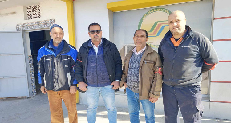 أعوان الشركة الجهوية للنقل بقابس يحملون الشارة الحمراء