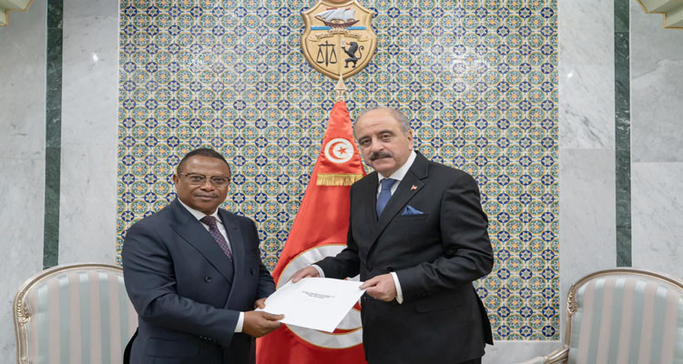 وزير الخارجية يتسلم أوراق اعتماد السفير الجديد للغابون بتونس