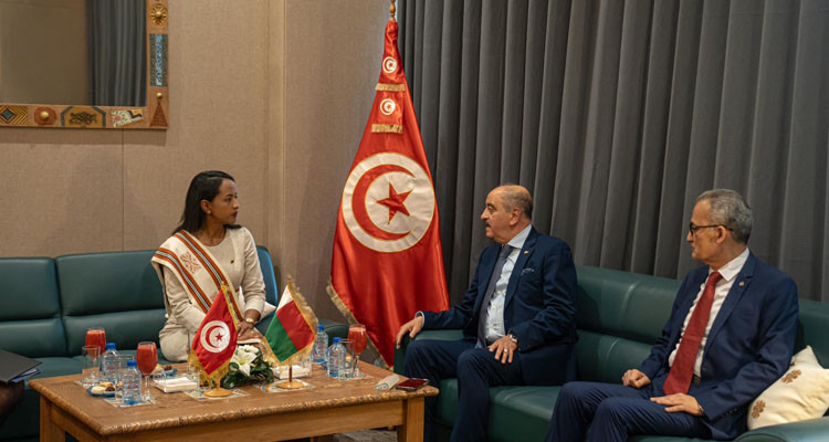 وزير الخارجية يبحث مع نظيرته الملغاشية إرساء تعاون في مجال التكوين الدبلوماسي