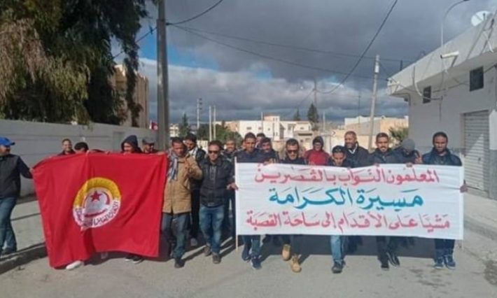 القصرين: معلمون نواب يواصلون سيرهم نحو العاصمة مشيا على الأقدام 