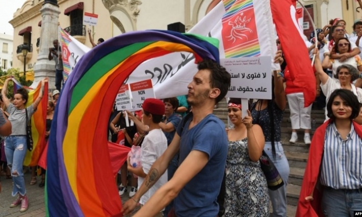 فرنسا: مجهولون يعترضون سبيل عضو جمعية شمس للمثليين ويشبعونه ضربا 