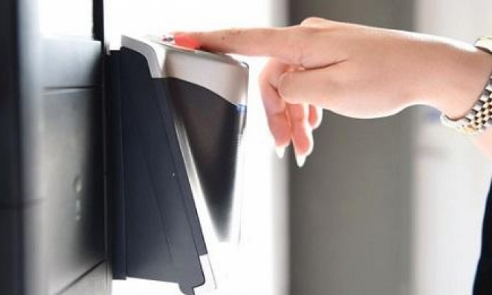 الكويت توقف العمل بنظام البصمة بسبب فيروس كورونا