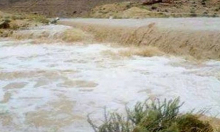 القصرين: مواطنون عالقون في العيون بعد تعطل حركة العبور جراء فيضان وادي البرك