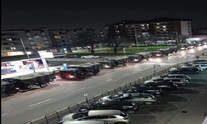 طابور من الشاحنات العسكرية الإيطالية لدفن جثامين ضحايا فيروس كورونا 