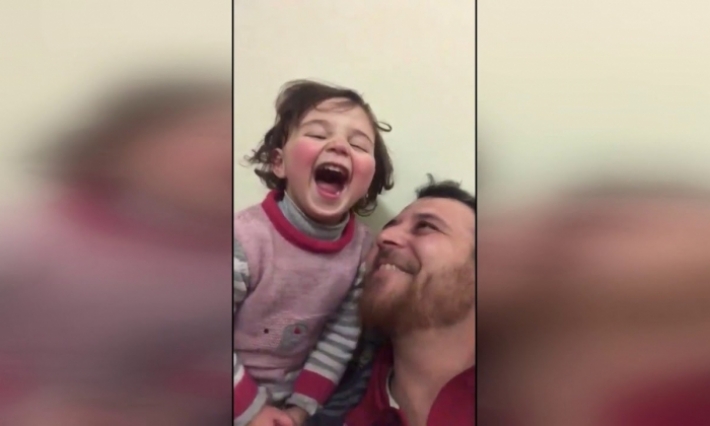 فيديو: سوري يعلّم طفلته التعامل مع القذائف بالضحك