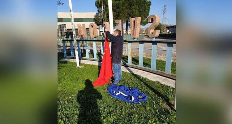 إيطاليون ينزلون رايات الاتحاد الأوروبي ويعوضونه بعلم الصين