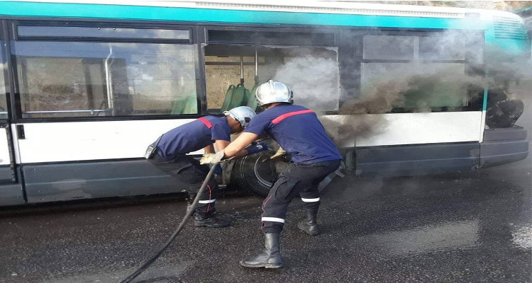 اشتعال النيران في حافلة