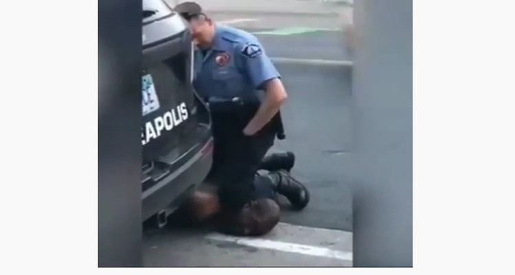 شرطي يضغط بركبته على رقبة موقوف