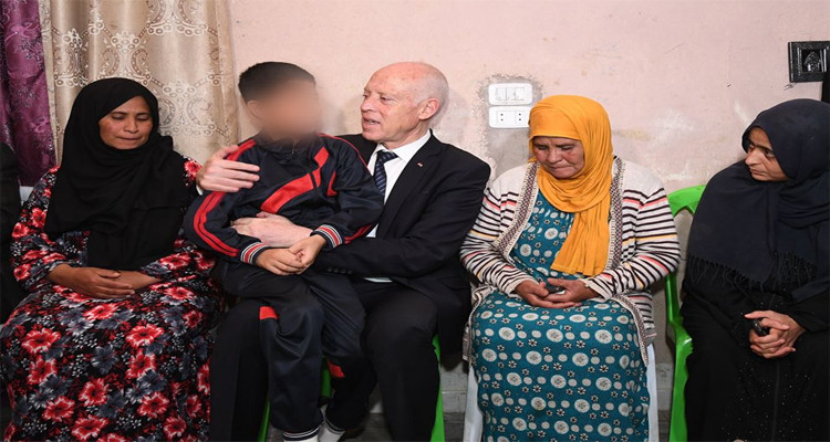 قيس سعيد يزور عائلة طارق الدزيري