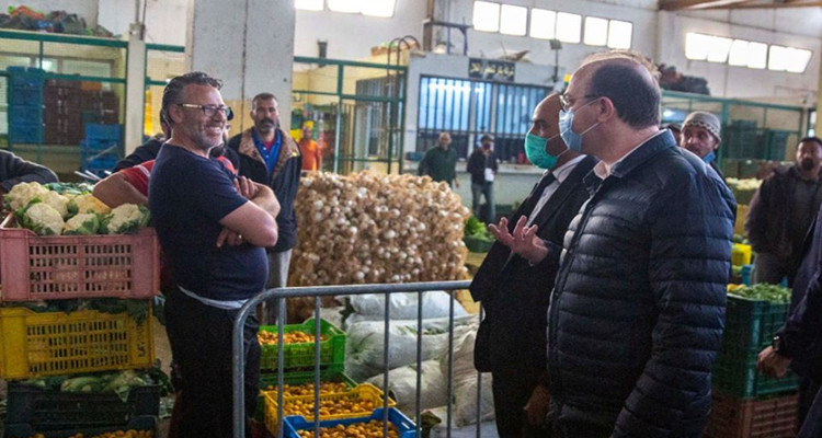 رئيس الحكومة يطلع على أسعار المنتوجات بسوق بئر القصعة