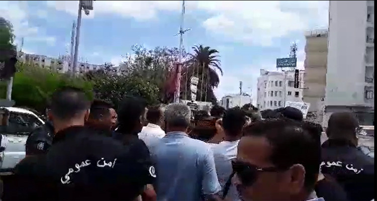 اشتباكات بين الأأمن ومحتجين أمام البرلمان