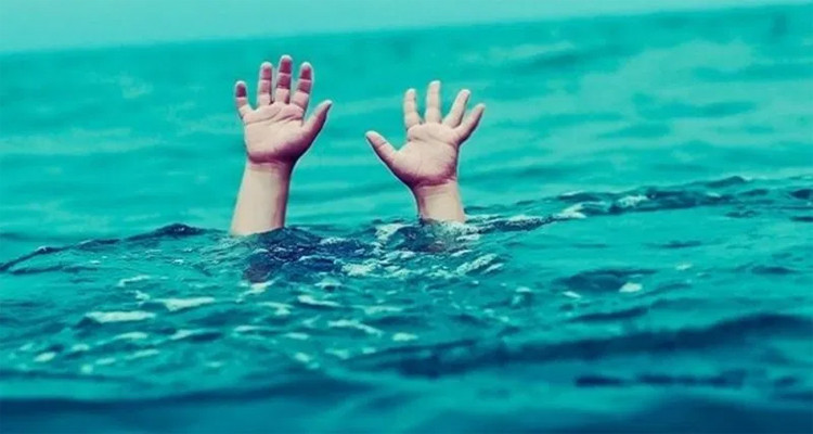 غرق مركب في قرقنة