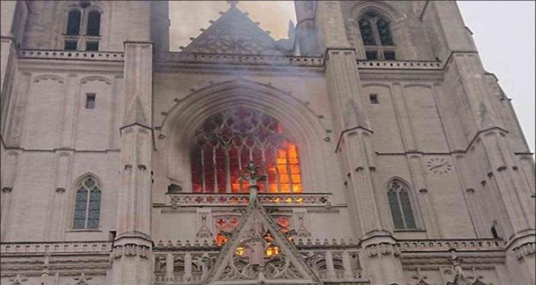 حريق في كاتدرائية نانت