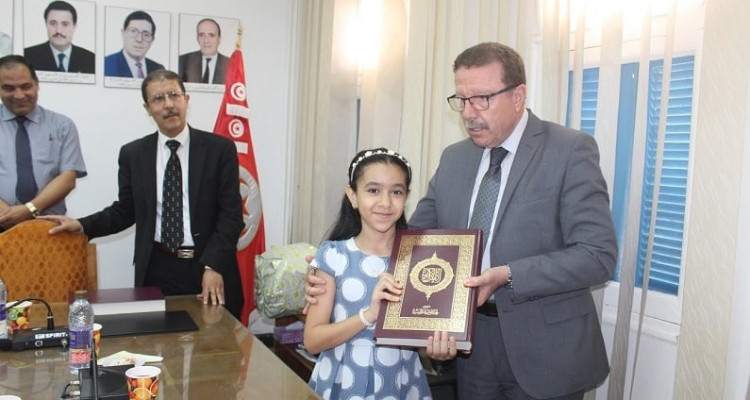 وزير الشؤون الدّينية يكرم أصغر حافظة للقرآن الكريم
