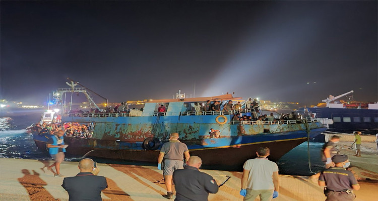 بعد وصول ألف تونسي إلى جزيرتهم: أهالي لامبادوزا في إضراب عام  