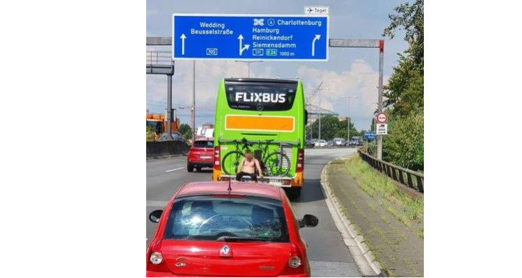 مخمور في حافلة