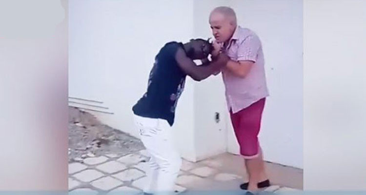 تعرض ايفواري للضرب