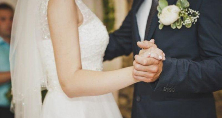 عريس ينتحر بعد زفافه بساعات لهذا السبب والعروس تلحق به
