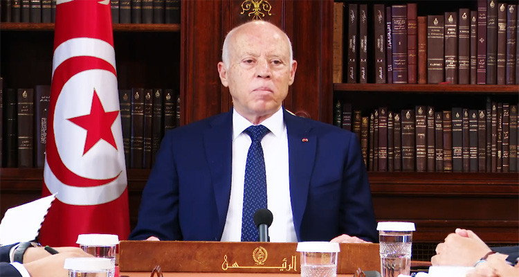 قيس سعيد : '' إن كنت زاهدا في الدنيا فلست زاهدا في الدولة التونسية وسيأتي اليوم لأتحدث بكل صراحة عن الخيانات والاندساسات ''
