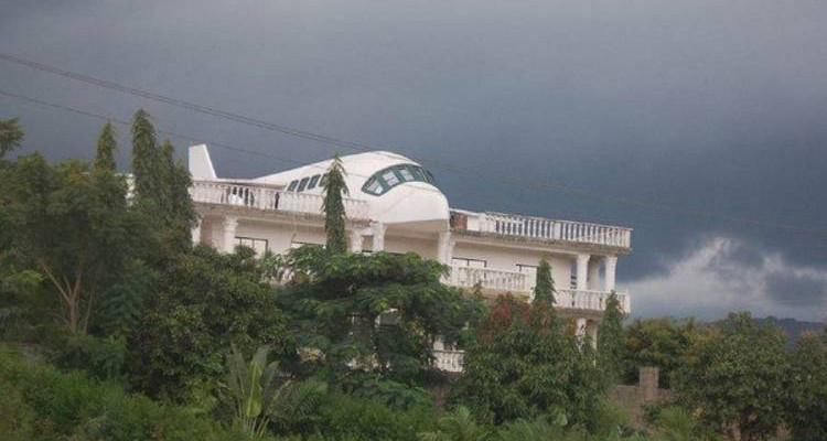 لأن زوجته اللبنانية تحب السفر: نيجيري يبني منزلاً على هيئة طائرة (صور)