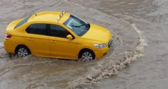 معزتريعة : انزلاق سيارة تاكسي في وادي برج شاكيربالسيجومي و تواصل عملية البحث على السائق