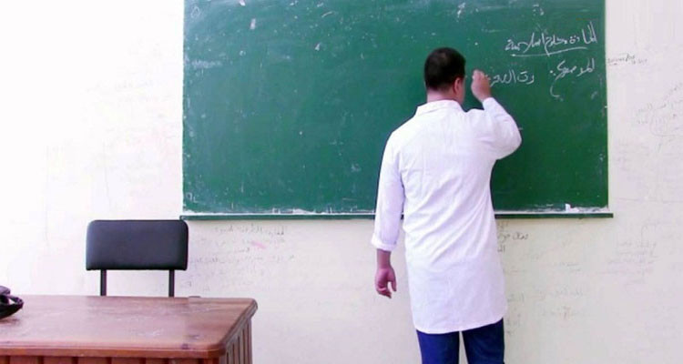 أستاذ يكتب في الصبورة