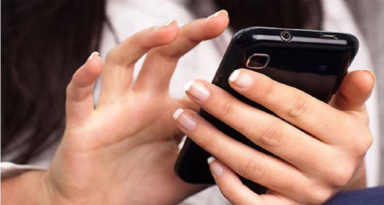 فتاة تتكلم في الهاتف