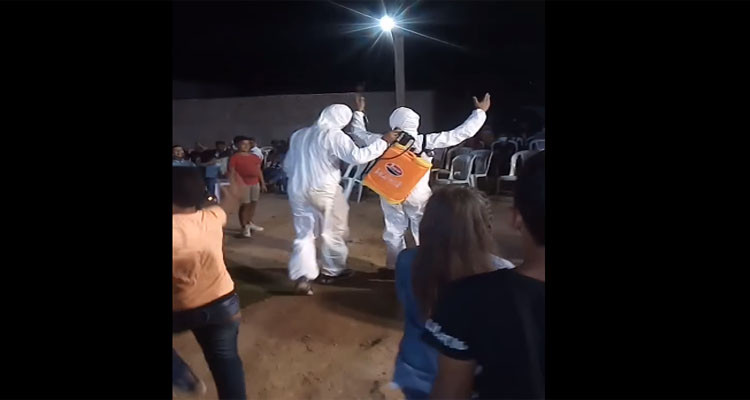 فريق تعقيم يرقص في عرس