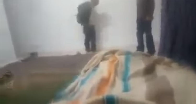 فيديو رجل يعذب طفل عار
