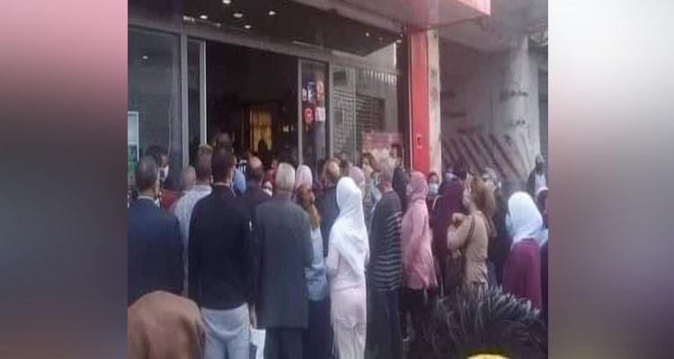 اكتظاظ أمام محل لبيع الزقوقو في العاصمة