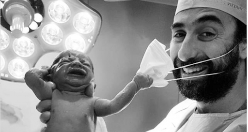 مولود ينتزع الكمامة عن وجه طبيبه...هل هي إشارة لانتهاء الوباء؟ (صورة)