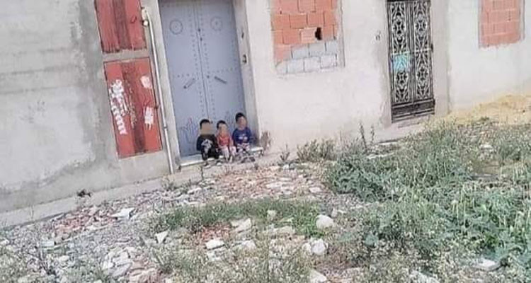 أم تترك أطفالها على قارعة الطريق