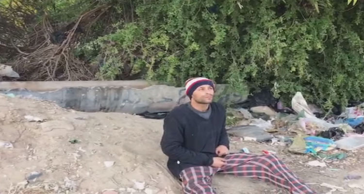 أستاذ يأكل من القمامة
