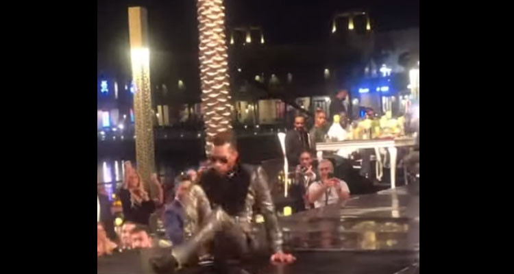 محمد رمضان يسقط على مسرح دبي