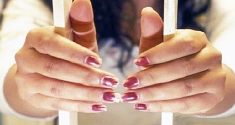 القبض على امرأة