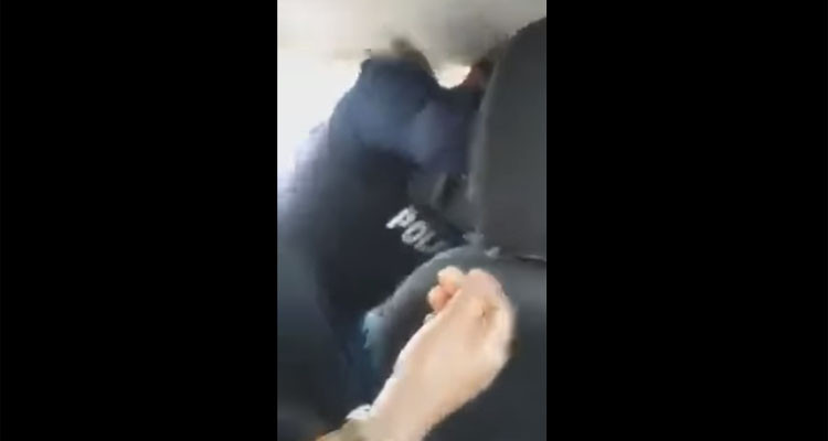 اعتداء أمني على شاب يحمل أمه إلى المستشفى