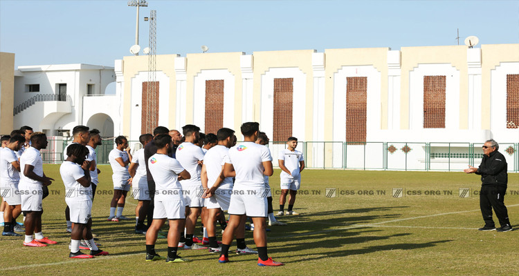 فوزي البنزرتي يوقف الحصة التمرينية للنادي الصفاقسي 