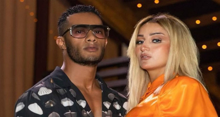 محمد رمضان يهدي وردة ذهبية لزوجته