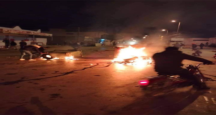 أمني يطلق النار على شخصين خرقا حظر التجول في المكنين