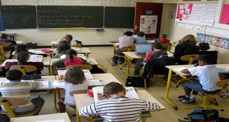 التلاميذ يجرون الاختبارات