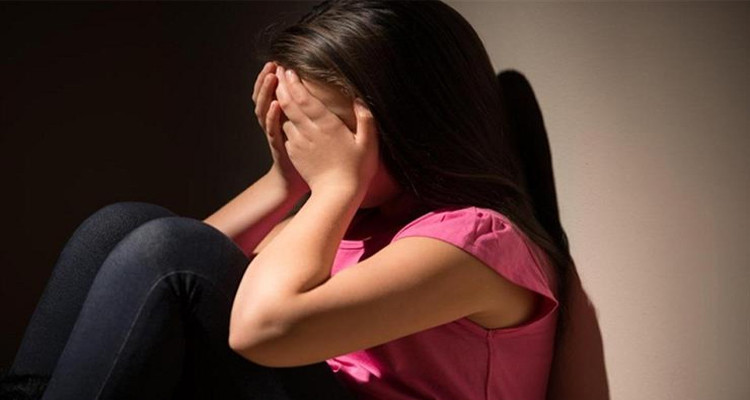 لاعتداء بالعنف طفلة حرق المنيهلة