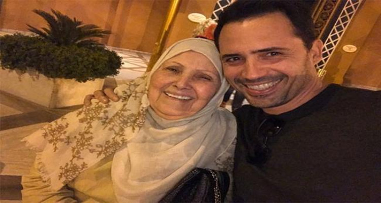 ظافر العابدين والدته يرثي